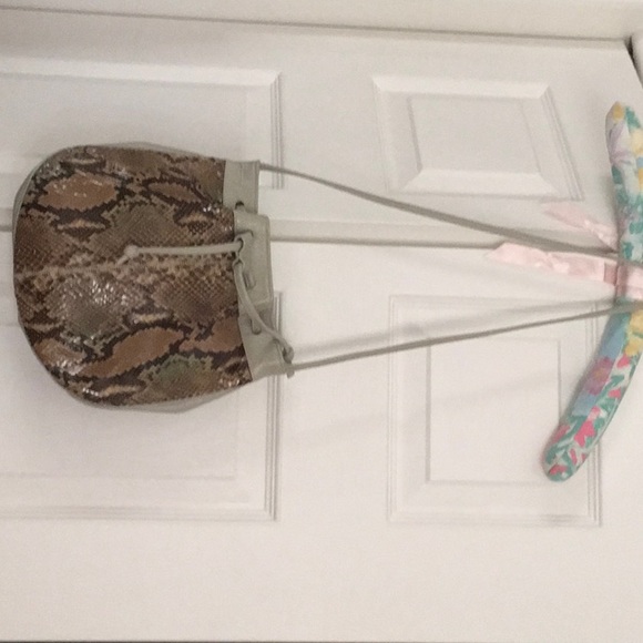 Cute little light beige gray purse with snake print on the front - Picture 1 of 3